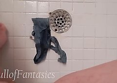 Pisciare sui pantaloncini nella doccia