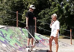 Slut tatuato vecchio caldo scopa un duro giovane skateboarder