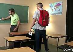 Pelosa insegnante scopa il suo studente gay
