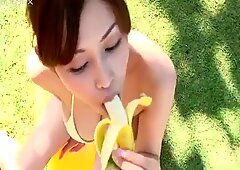 Ricco Breasted Giapponese Troia Anri Sugihara mangia un'enorme banana