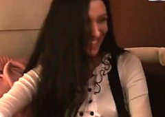 러시아인 매춘부 엘리자베스가 50 달러를 위해 그녀의 작은 젖을 빨아 먹는다.