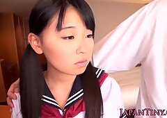 Asiatique Petite Écolière baisée à Chat Serrée