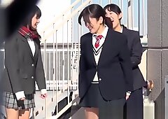 Japanische Studenten pinkeln