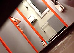 Lavoro collegiale su doccia telecamera nascosta