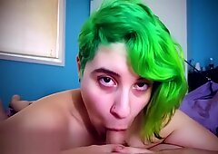 Culona bianca dai capelli verdi succhia il tuo piccolo cazzo punto di vista * più corto *