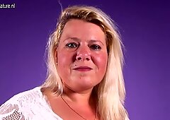 Dispettosa olandese donna bella e grassa mamma che gioca con bagnata figa