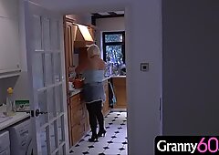 Oma kommt von einem Einkaufstag zuhause und findet einen jungen maskierten Eindringling im Haus!