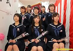 Japanisch Schulmädchen kamen zusammen und hatten in der Schule einen Gruppensex.