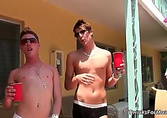 Zwei schwule Kerle haben viel Spaß daran, schwule Pornos zu lutschen