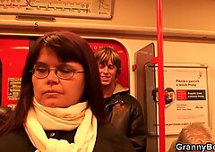 Er hängt Vollbusigreif-Dame in der Metro an